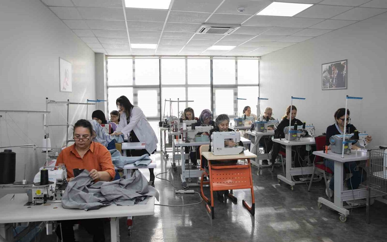 MERSİN BÜYÜKŞEHİR BELEDİYESİ’NE BAĞLI MERCEK MESLEKİ EĞİTİM MERKEZLERİNDE VERİLEN 'GİYİM ÜRETİM...