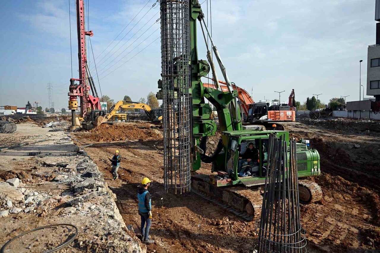 MERSİN BÜYÜKŞEHİR BELEDİYESİ TARAFINDAN YAPIMI SÜREN HAL KATLI KAVŞAĞI PROJESİ, DOĞU-BATI HATTINDA...