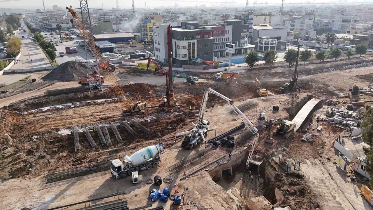 MERSİN BÜYÜKŞEHİR BELEDİYESİ TARAFINDAN YAPIMI SÜREN HAL KATLI KAVŞAĞI PROJESİ, DOĞU-BATI HATTINDA...