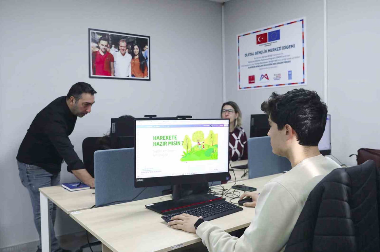 MERSİN BÜYÜKŞEHİR BELEDİYESİNİN MERCEK MESLEKİ EĞİTİM MERKEZLERİ BÜNYESİNDE AÇILAN ‘DİJİTAL...