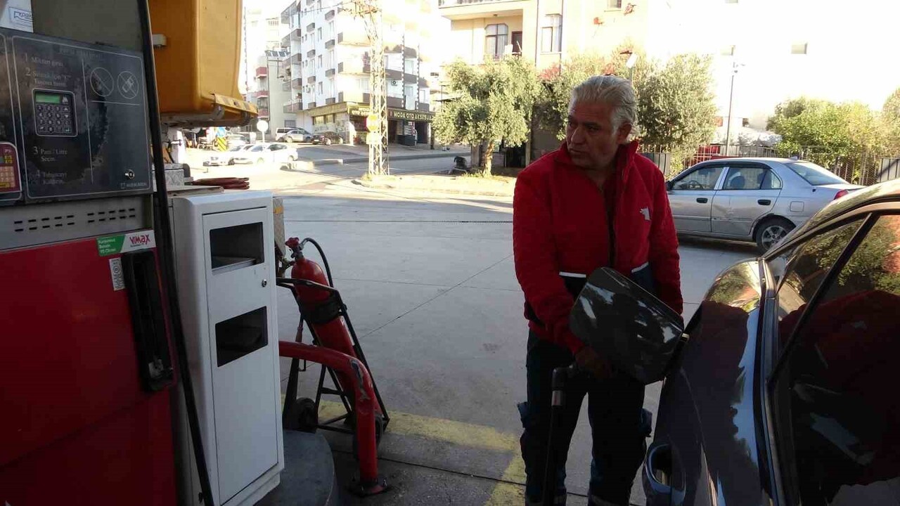 MERSİN’DE BİR AKARYAKIT İSTASYONUNDA LPG POMPASI TAKILIYKEN ARACI HAREKET ETTİRMEYE HAZIRLANAN...