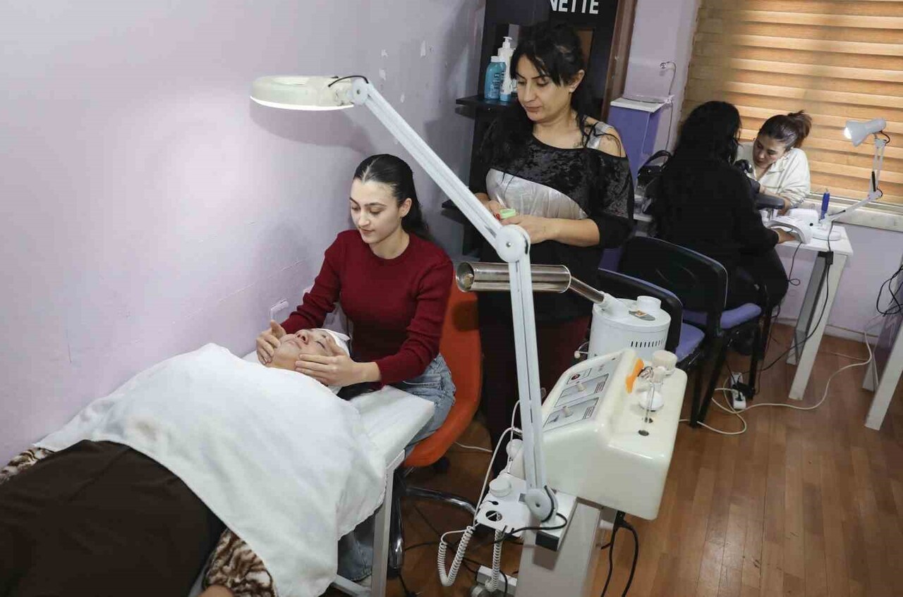 MERSİN’DE BÜYÜKŞEHİR BELEDİYESİNİN TÖMÜK KADIN VE ÇOCUK ATÖLYESİ, KADINLARA HEM MESLEKİ EĞİTİM HEM...