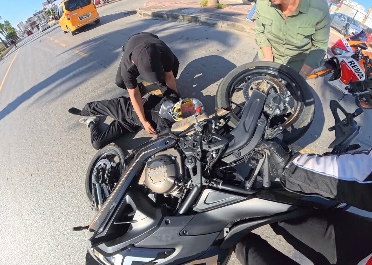 MERSİN’DE EMNİYET ŞERİDİNE GİREN TİCARİ TAKSİYE ARKADAN ÇARPAN MOTOSİKLET SÜRÜCÜSÜ, KASKI...