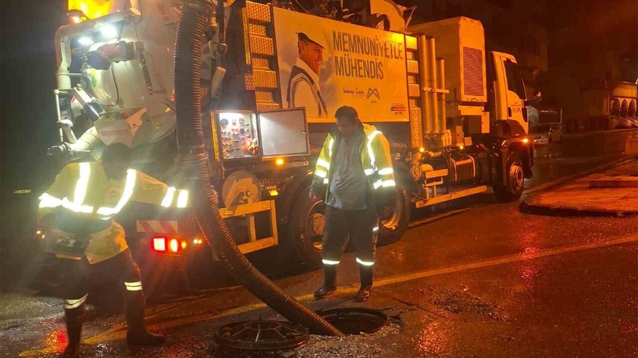 MERSİN’DE SAĞANAK YAĞIŞ SIRASINDA BÜYÜKŞEHİR BELEDİYESİ VE MESKİ EKİPLERİ GECE BOYUNCA SAHADA...