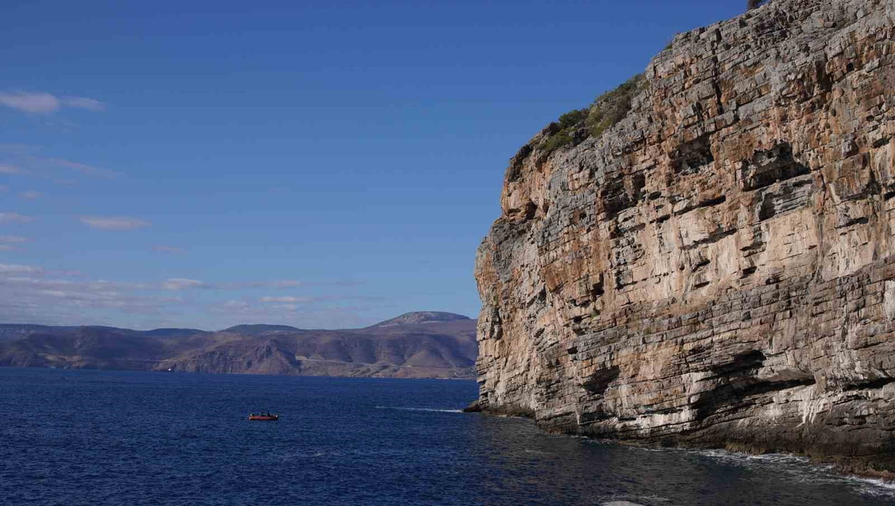 MERSİN’DE SARP KAYALIKLARDA MAHSUR KALAN KEÇİ, İTFAİYENİN KARADAN VE DENİZDEN YÜRÜTTÜĞÜ NEFES...