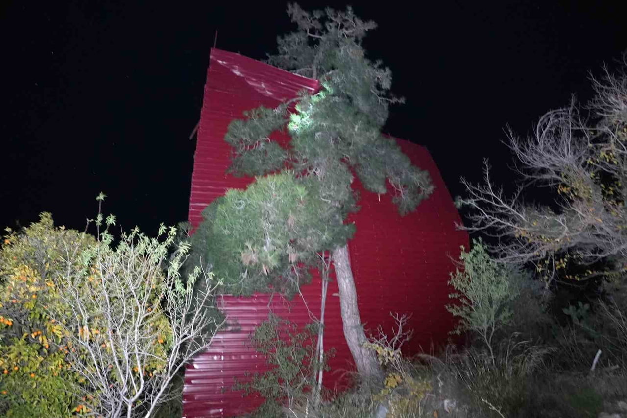 MERSİN’DE ŞİDDETLİ RÜZGAR YERİNDEN SÖKTÜĞÜ  BİR EVİN ÇATISINI UÇURUP ÇAM AĞACININ ÜZERİNE SAVURDU...