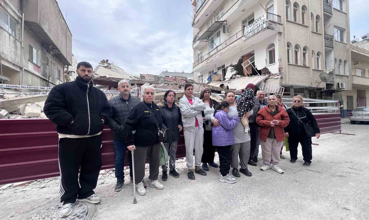 MERSİN’DE YIKIM SIRASINDA ZARAR GÖREN BİNANIN TAHLİYE EDİLMESİNİN ARDINDAN BİNA SAKİNLERİ...