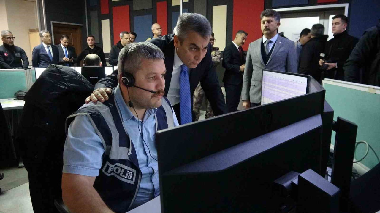 MERSİN VALİSİ ATİLLA TOROS, 112 ACİL ÇAĞRI MERKEZİ’Nİ ZİYARET EDEREK YILBAŞI GECESİ İÇİN MERSİN...