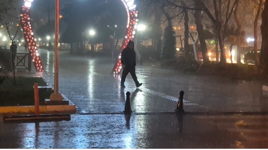 METEOROLOJİ UYARDI, TEKİRDAĞ’DA KUVVETLİ YAĞIŞ ETKİLİ OLDU