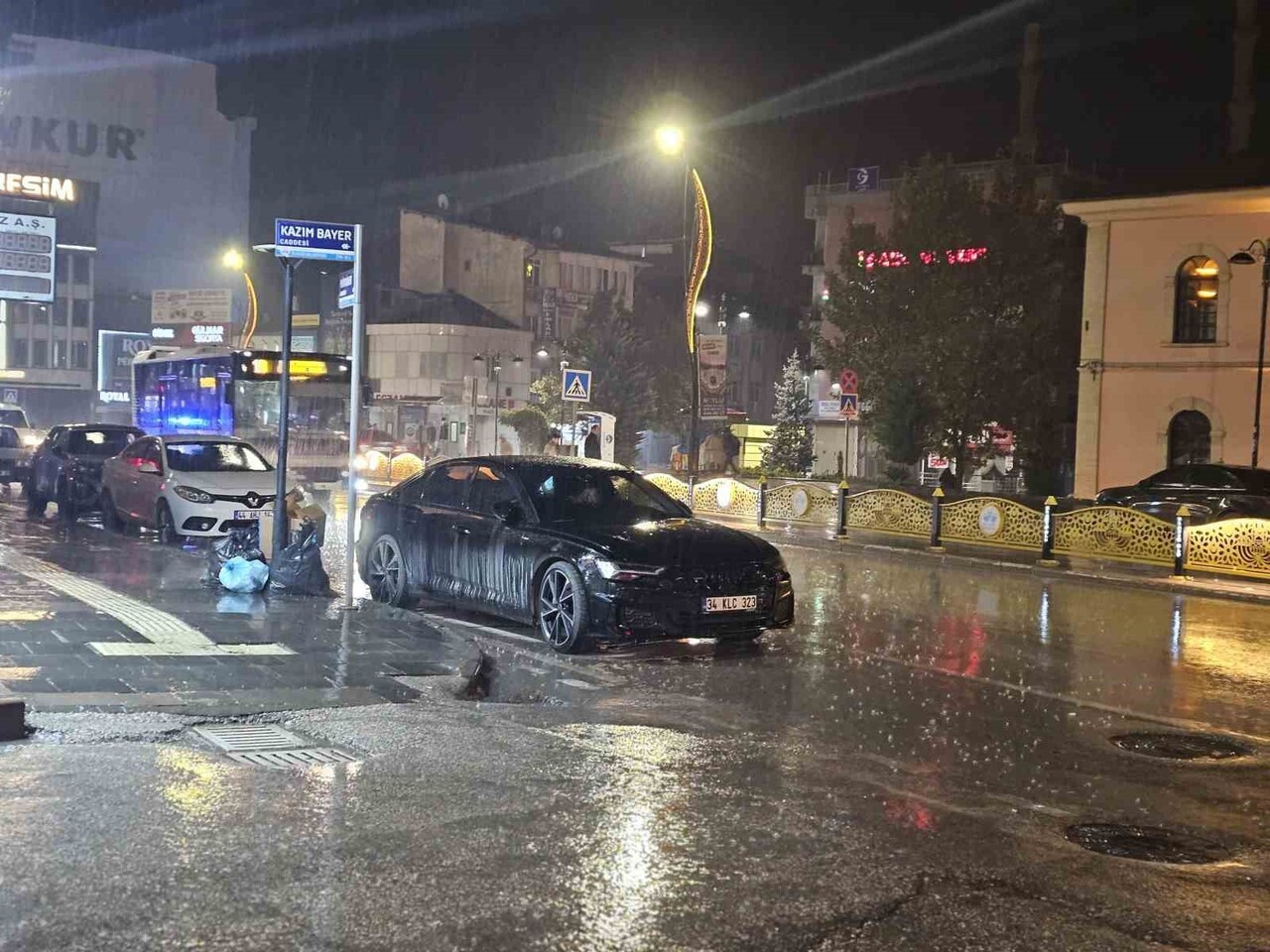 METEOROLOJİNİN UYARILARININ ARDINDAN ELAZIĞ’DA SAĞANAK YAĞIŞ ETKİLİ OLDU.