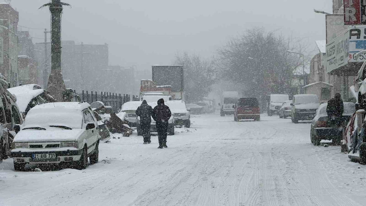 METEOROLOJİNİN UYARISINI YAPTIĞI KAR YAĞIŞI DİYARBAKIR’DA ETKİLİ OLMAYA BAŞLADI.