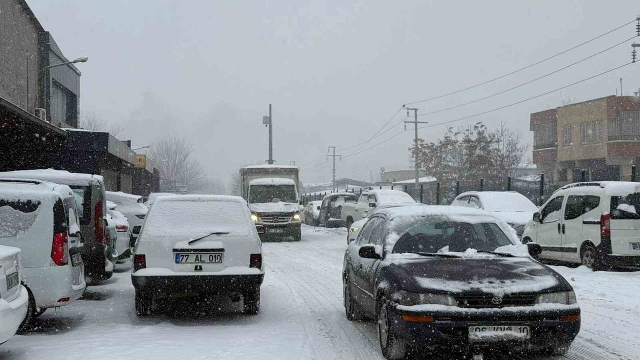 METEOROLOJİNİN UYARISINI YAPTIĞI KAR YAĞIŞI DİYARBAKIR’DA ETKİLİ OLMAYA BAŞLADI.