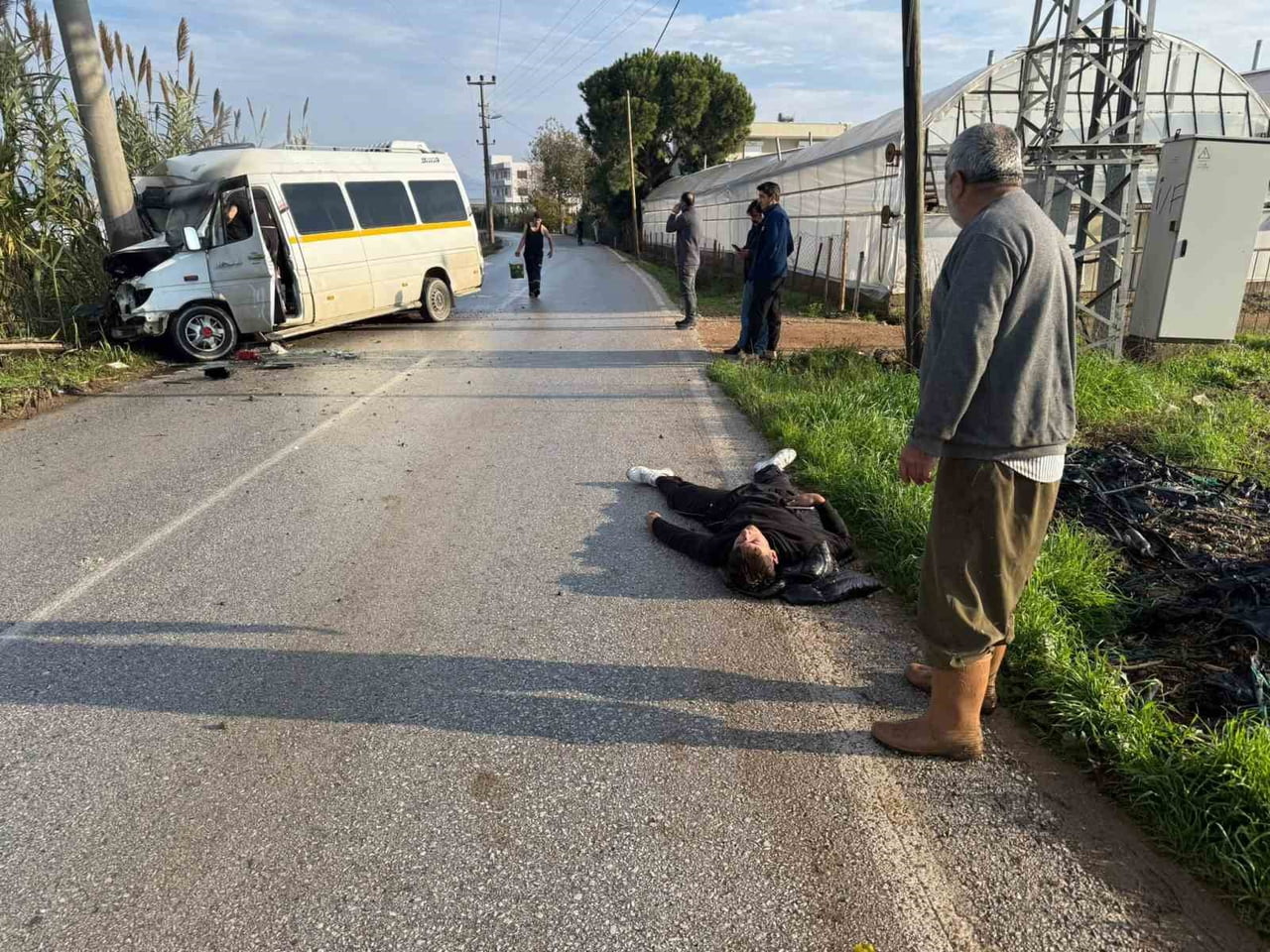 MİNİBÜSÜN ELEKTRİK DİREĞİNE ÇARPMASI SONUCU MEYDANA GELEN KAZADA, ARAÇTA BULUNAN YOLCULARDAN 1’İ...