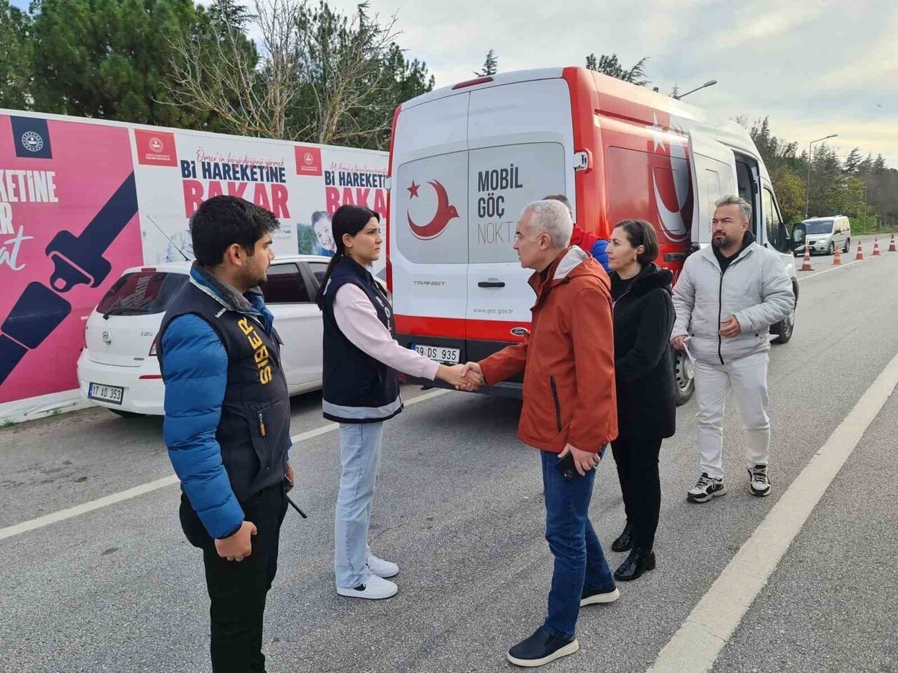 MOBİL GÖÇ NOKTASI UYGULAMA ARACINI İNCELEYEN VALİ TURAN, ÇALIŞMALAR HAKKINDA BİLGİ ALARAK, GÖREVLİ...