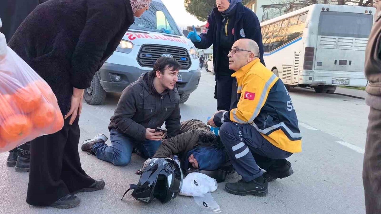 MOTOSİKLET SÜRÜCÜSÜ YARALANDI. ANNESİ DE YARALIYDI. GENÇ ANNESİNİN ELİNİ TUTUP MORAL...