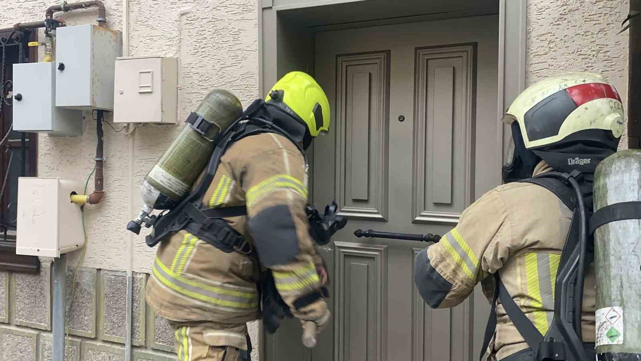 MUDANYA İLÇESİNDE BİR EVDE AKVARYUMDAN KAYNAKLI ÇIKAN YANGIN, İTFAİYENİN MÜDAHALESİYLE ...