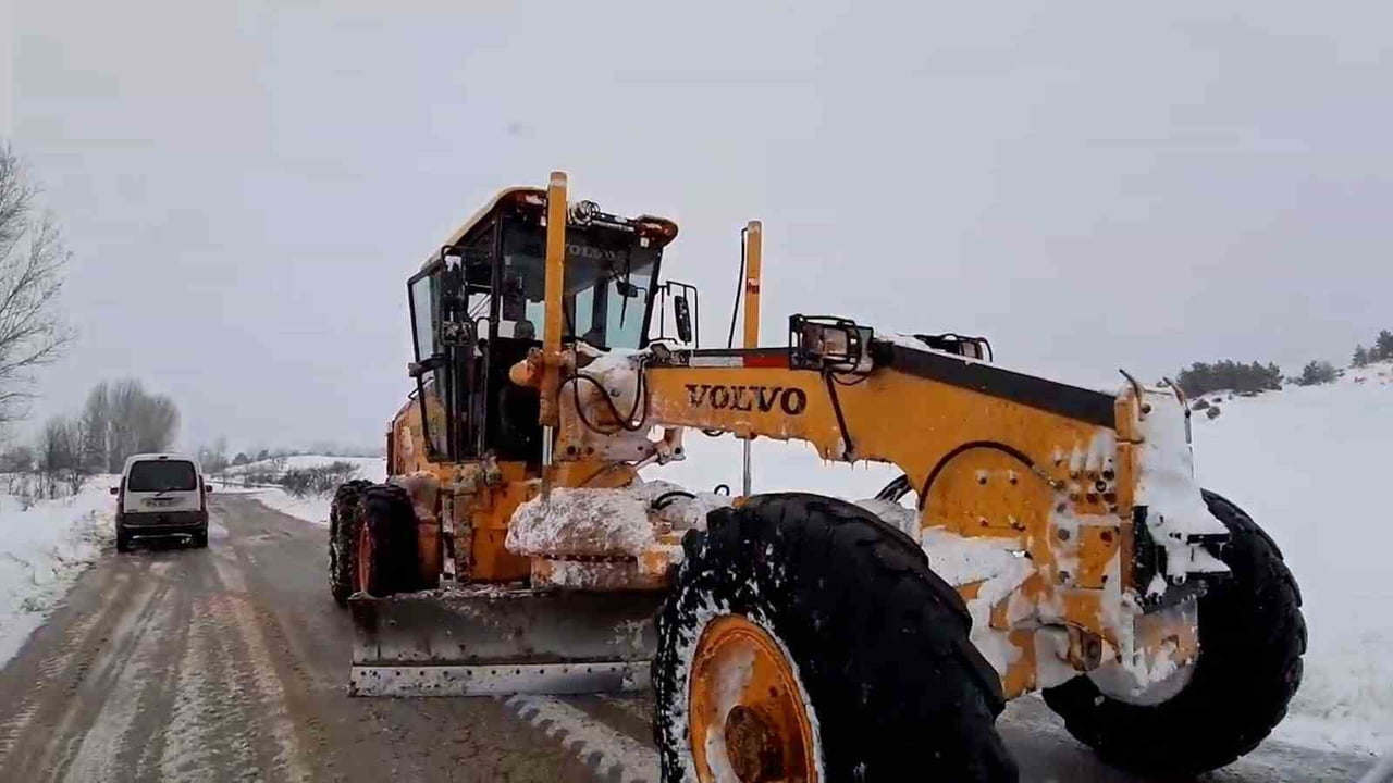 MUDURNU İLÇESİNDE KARDAN KAPANAN 12 KÖY YOLU DAHA, EKİPLERİN ÇALIŞMALARIYLA ULAŞIMA...
