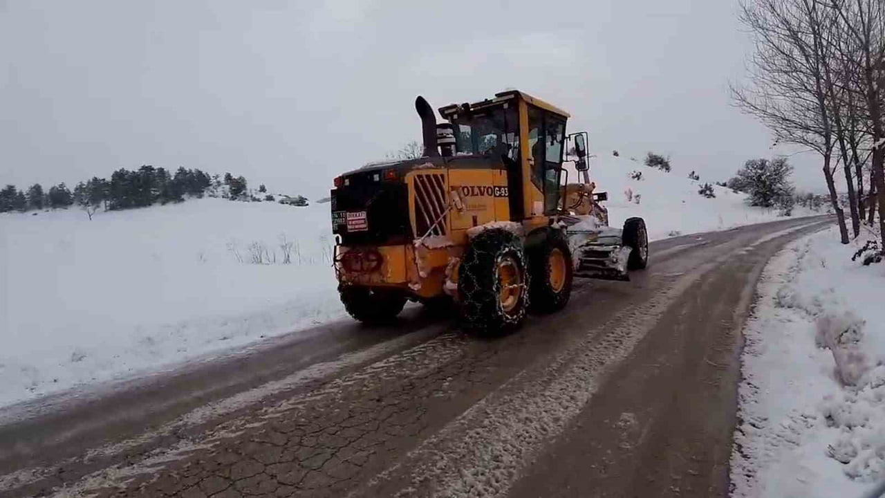 MUDURNU İLÇESİNDE KARDAN KAPANAN 12 KÖY YOLU DAHA, EKİPLERİN ÇALIŞMALARIYLA ULAŞIMA...