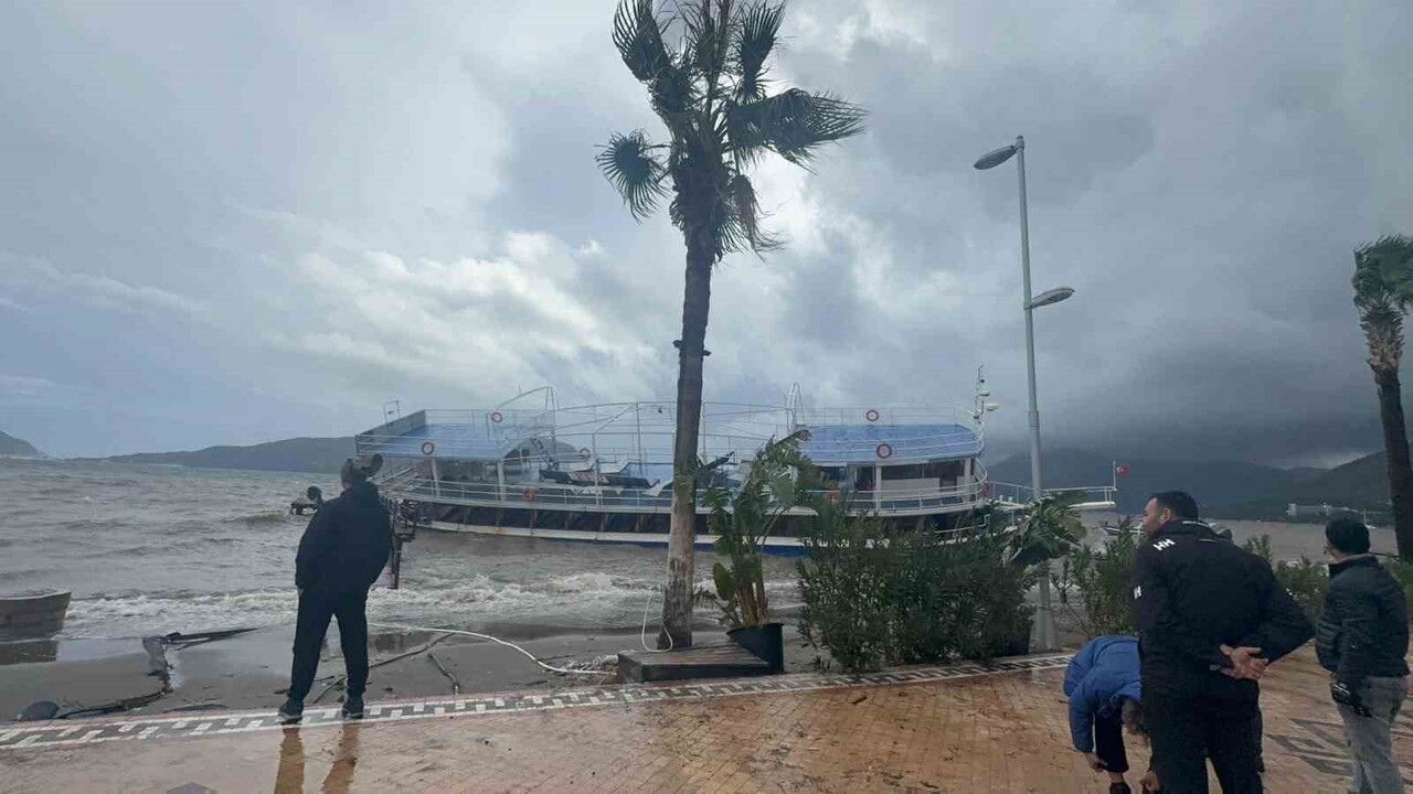 MUĞLA'NIN MARMARİS İLÇESİNDE ETKİLİ OLAN SAĞANAK YAĞIŞ VE FIRTINA SEBEBİYLE KARAYA OTURAN TEKNE...