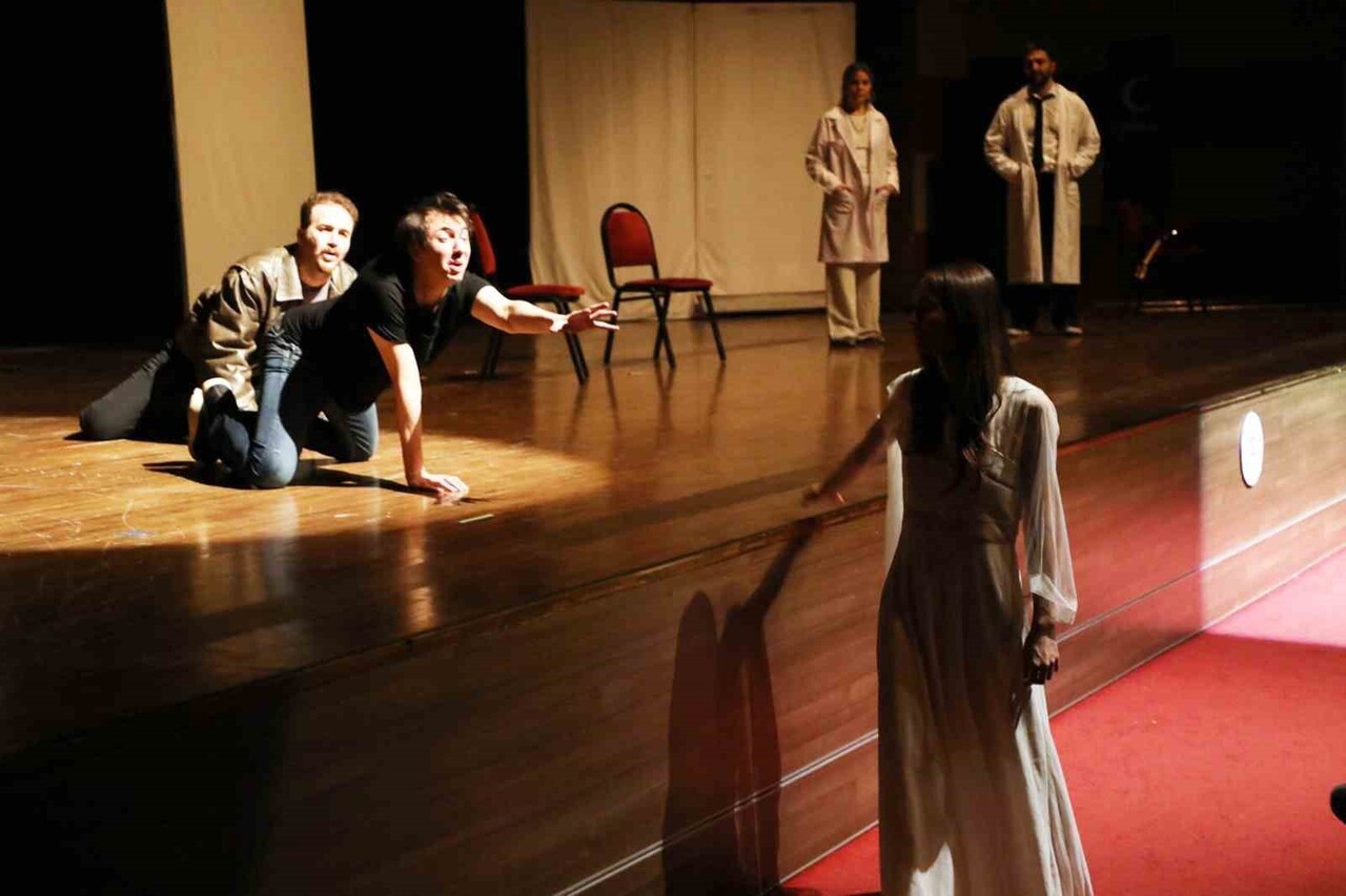 MUĞLA BÜYÜKŞEHİR BELEDİYESİ İLE YEŞİLAY MUĞLA ŞUBESİ İŞ BİRLİĞİNDE SAHNELENEN, BAĞIMLI BİR BİREYİN...