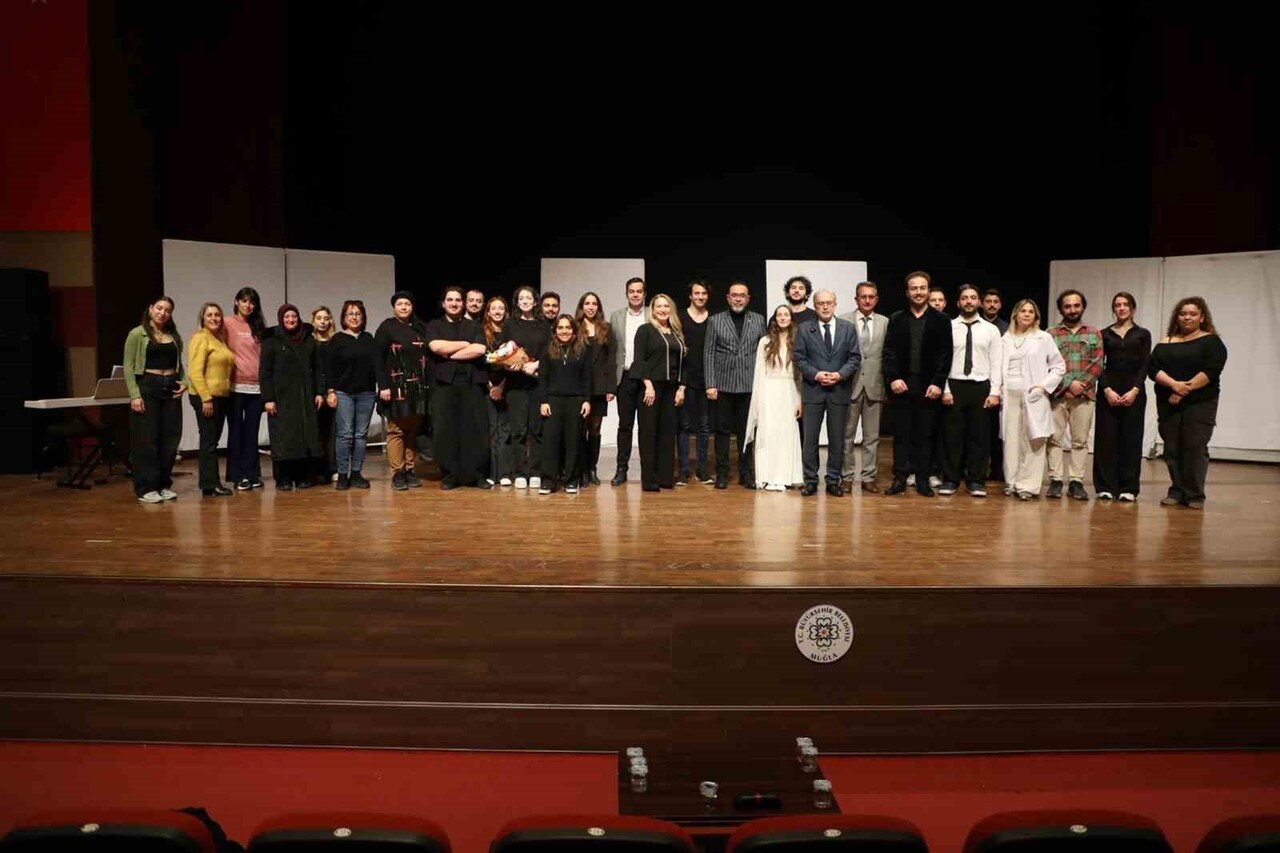 MUĞLA BÜYÜKŞEHİR BELEDİYESİ İLE YEŞİLAY MUĞLA ŞUBESİ İŞ BİRLİĞİNDE SAHNELENEN, BAĞIMLI BİR BİREYİN...