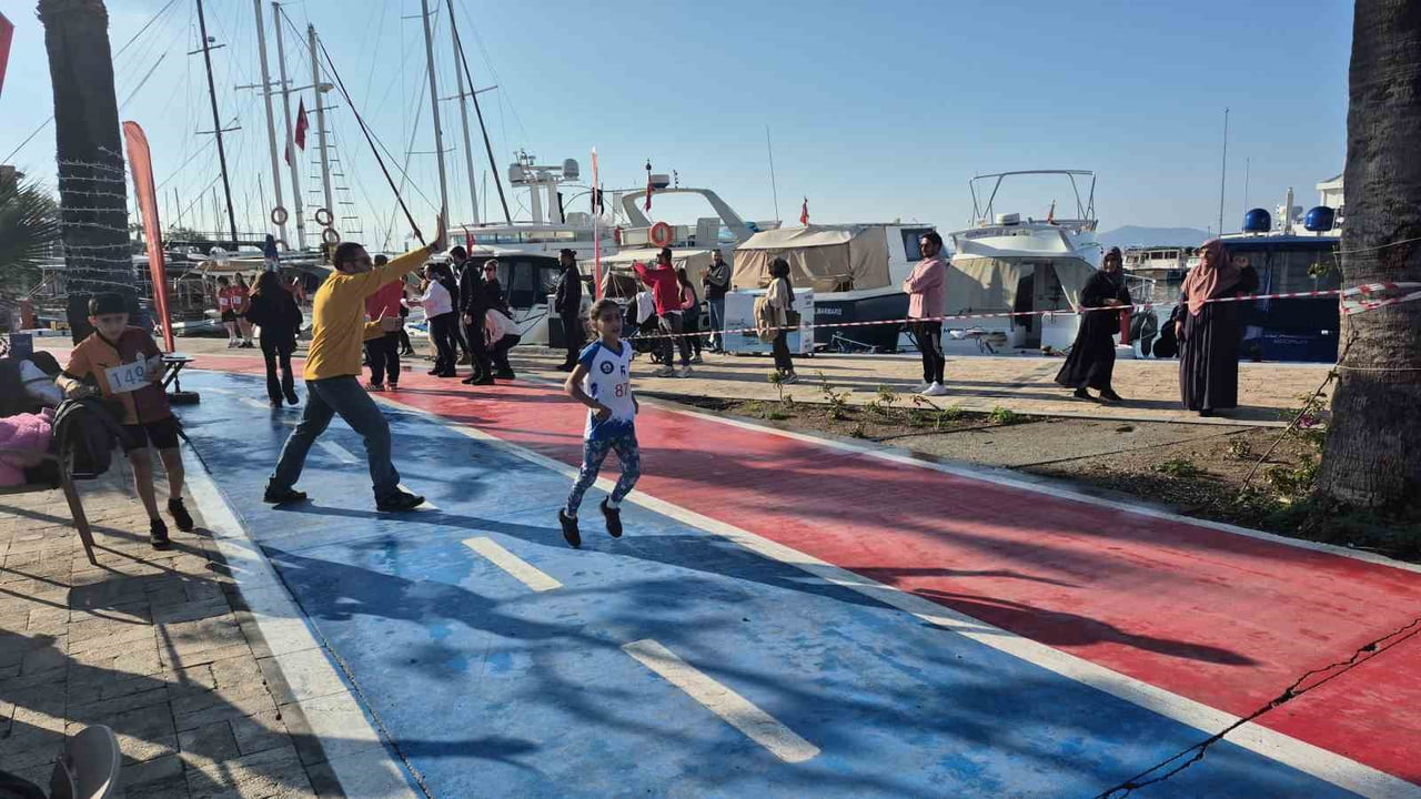 MUĞLA’NIN BODRUM İLÇESİNDE DÜZENLENEN BÜYÜK ATATÜRK KOŞUSU’NDA YAKLAŞIK 250 ÖĞRENCİ MÜCADELE...
