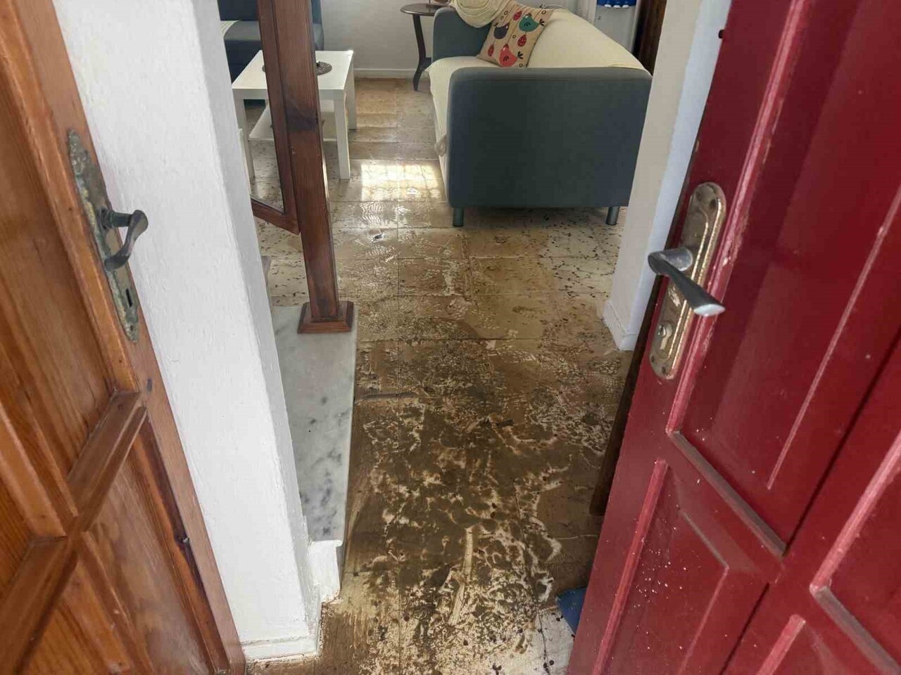 MUĞLA’NIN BODRUM İLÇESİNDE İSALE HATTININ PATLAMASI SONUCU BİR SİTEDEKİ EVLERİ SU BASTI.