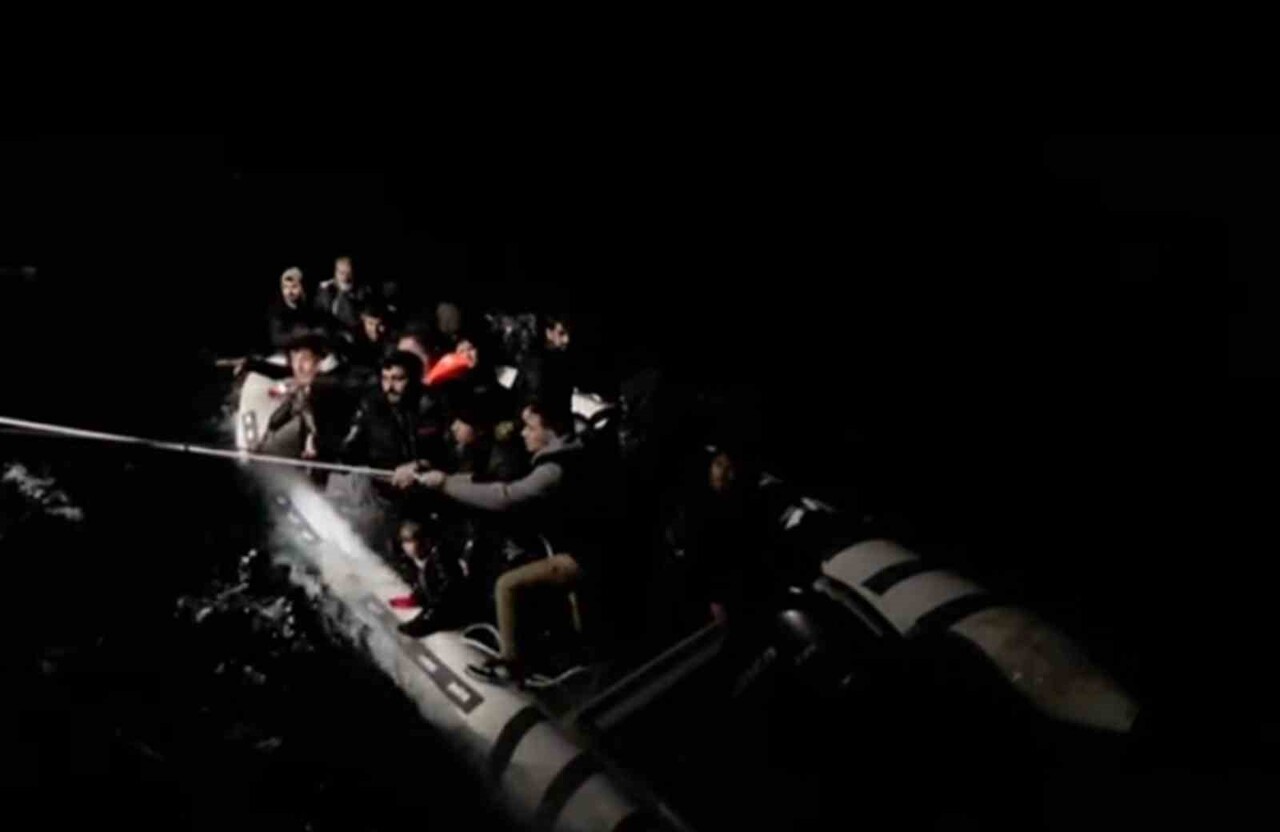 MUĞLA’NIN FETHİYE İLÇESİ AÇIKLARINDA ARIZALANAN LASTİK BOT İÇİNDEKİ 13’Ü ÇOCUK 29 DÜZENSİZ GÖÇMEN...