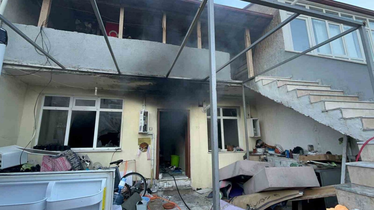 MUĞLA’NIN MENTEŞE İLÇESİNDE BİR EVDE ÇIKAN YANGIN İTFAİYE EKİPLERİ TARAFINDAN SÖNDÜRÜLÜRKEN...