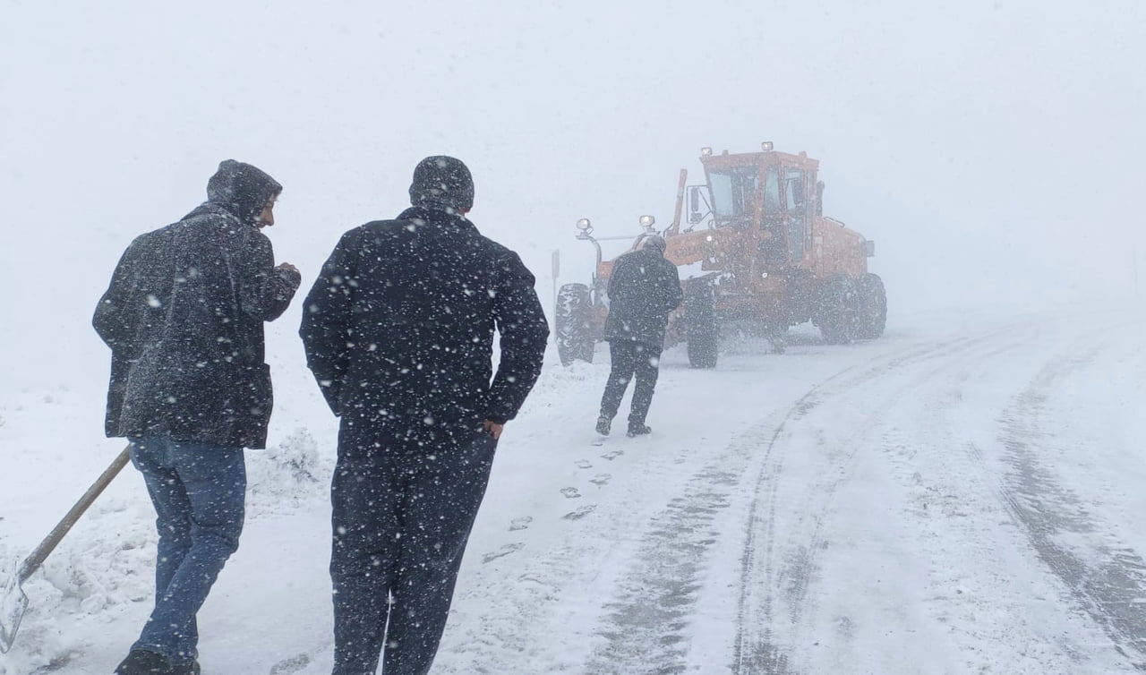 MUŞ'TA ETKİLİ OLAN KAR YAĞIŞI VE TİPİ NEDENİYLE HASKÖY-MUTKİ KARA YOLUNUN BİR BÖLÜMÜ TAŞIT...