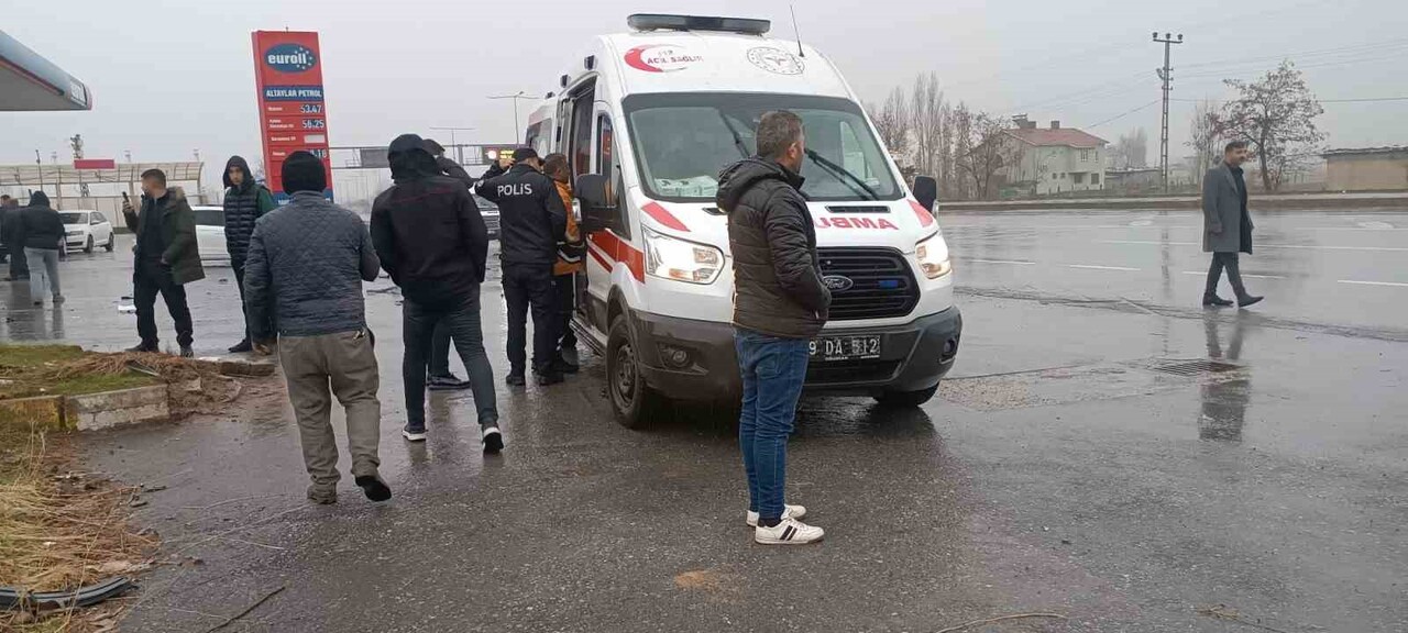 MUŞ-BİTLİS KARAYOLUNDA İKİ OTOMOBİLİN ÇARPIŞMASI SONUCU MEYDANA GELEN KAZADA 3 KİŞİ YARALANDI....