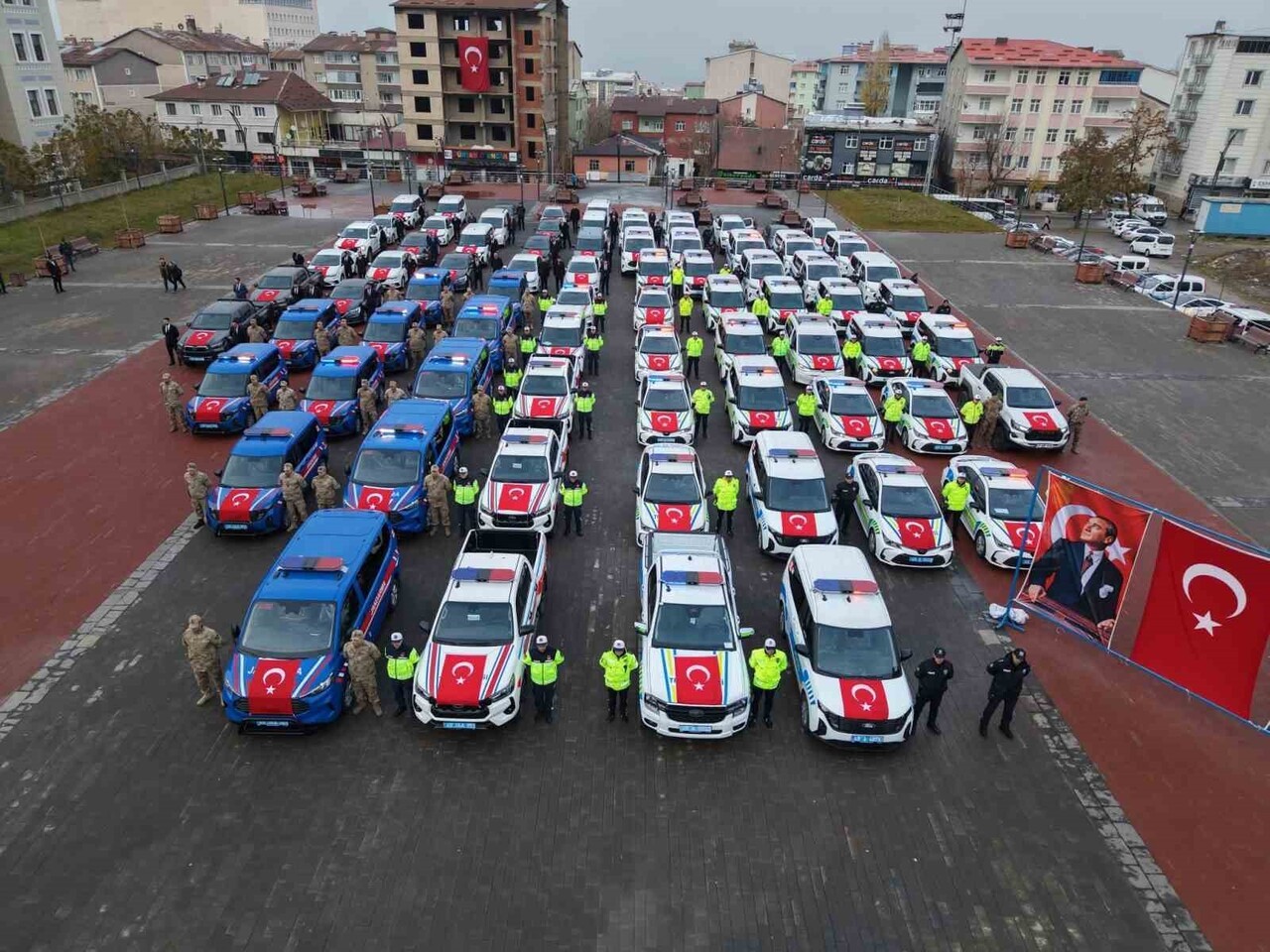 MUŞ’TA EMNİYET VE JANDARMA TEŞKİLATLARINA KAZANDIRILAN 78 YENİ HİZMET ARACI, KENT MEYDANI’NDA...