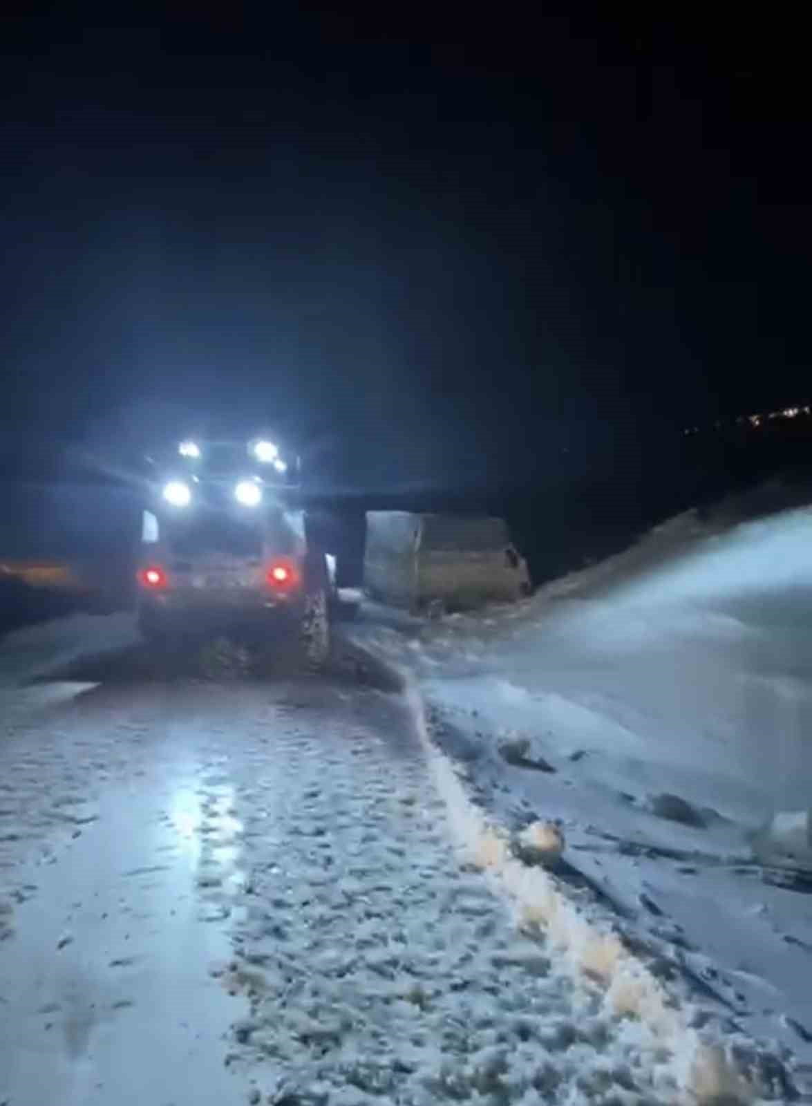 MUŞ’TA ETKİSİNİ ARTIRAN KAR YAĞIŞI, ULAŞIMDA AKSAMALARA NEDEN OLDU. YOĞUN KAR YAĞIŞI SONUCU KENT...