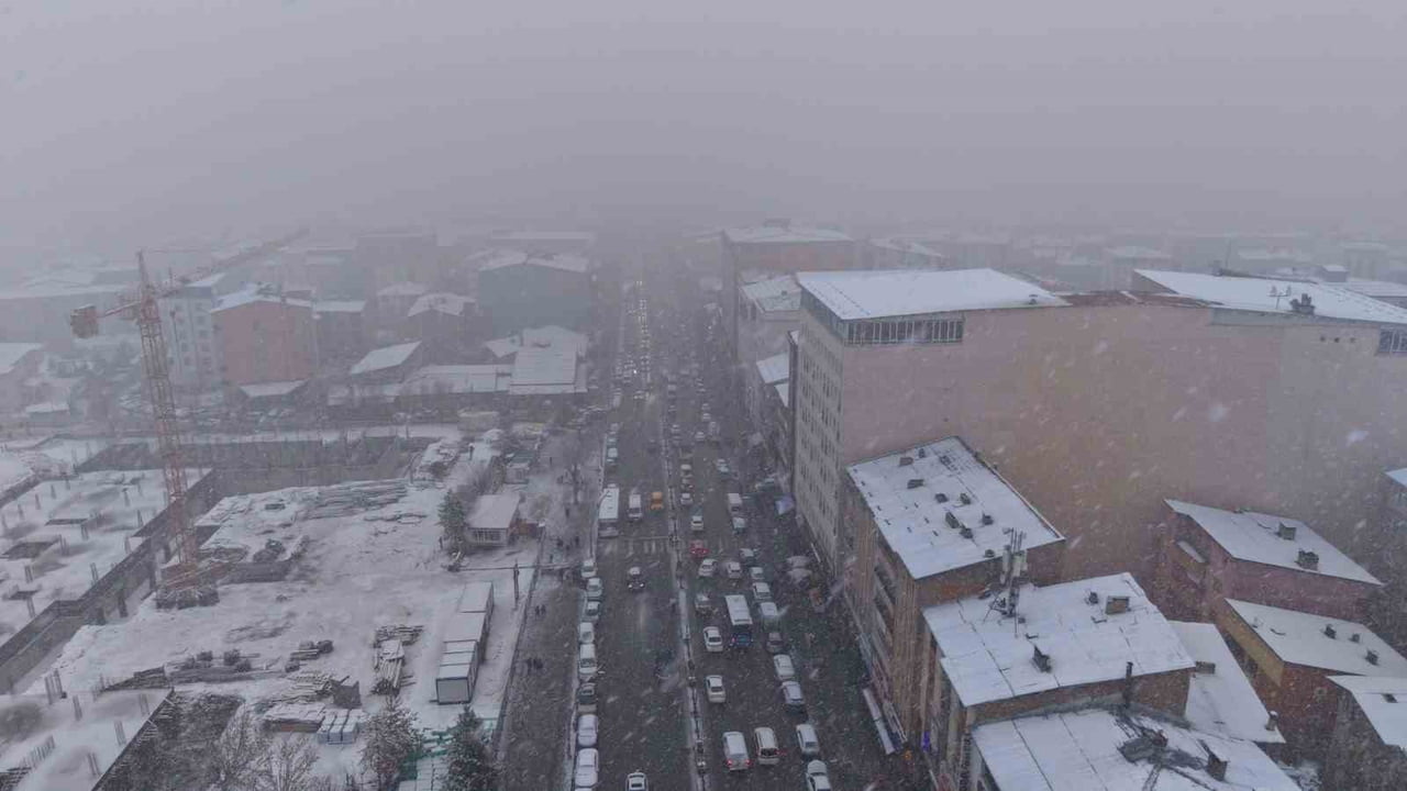 MUŞ’TA ÖĞLE SAATLERİNDE BAŞLAYAN YOĞUN KAR YAĞIŞI KENTİ BEYAZA BÜRÜDÜ.