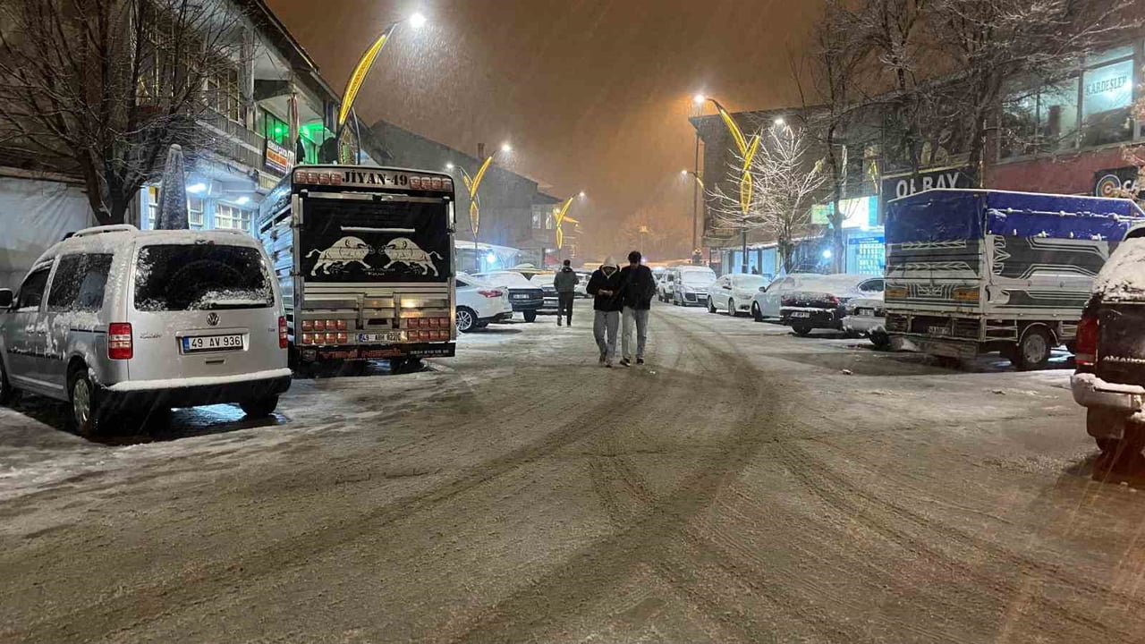 MUŞ’UN HASKÖY İLÇESİNDE HAVA SICAKLIKLARININ ANİDEN DÜŞMESİYLE BİRLİKTE İLÇE MERKEZİNE MEVSİMİN...