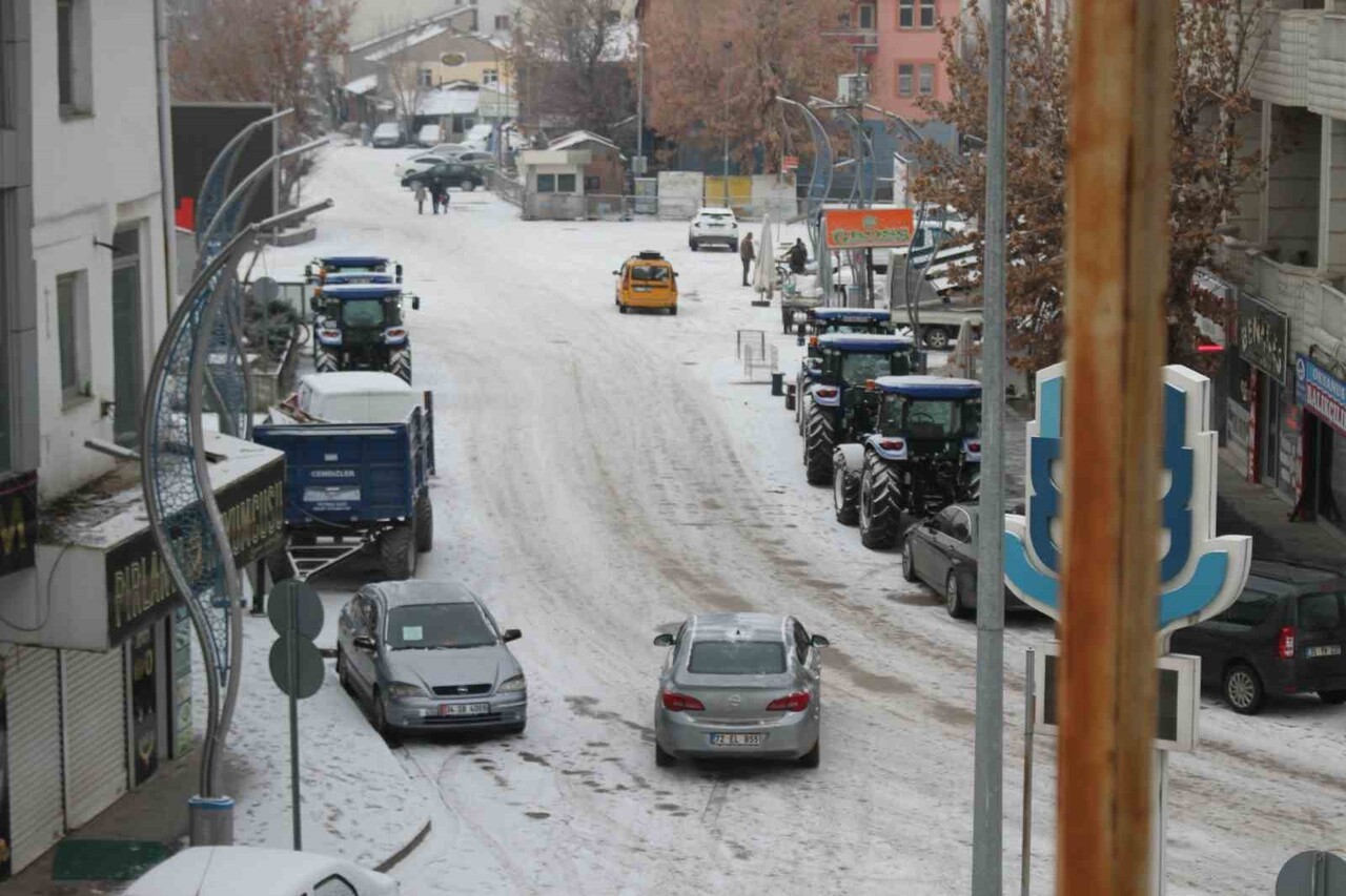 MUŞ’UN MALAZGİRT İLÇESİNDE ETKİLİ OLAN KAR YAĞIŞI HAYATI OLUMSUZ ETKİLEDİ.