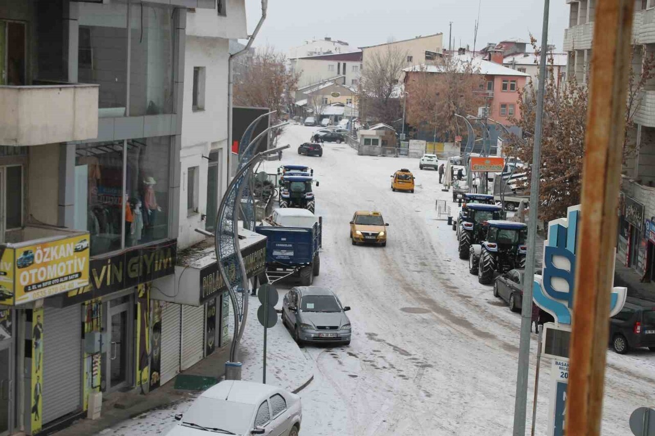 MUŞ’UN MALAZGİRT İLÇESİNDE ETKİLİ OLAN KAR YAĞIŞI HAYATI OLUMSUZ ETKİLEDİ.