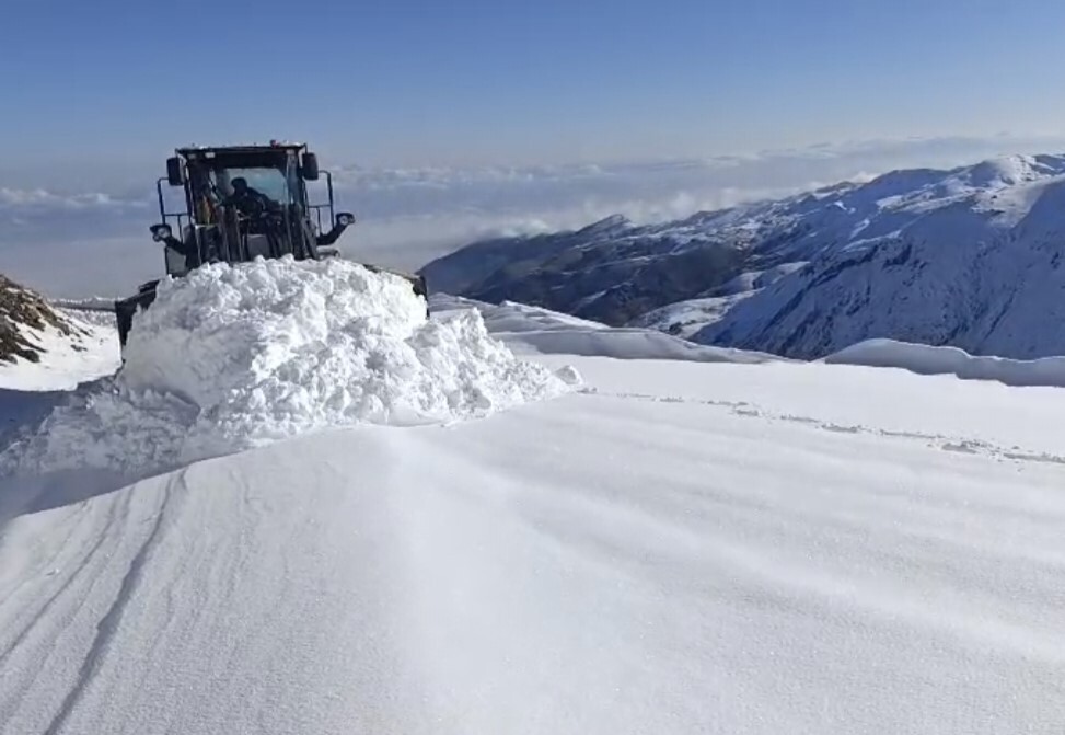 MUŞ’UN VARTO İLÇESİNDE ETKİLİ OLAN KAR YAĞIŞI NEDENİYLE 18 KÖY YOLU ULAŞIMA KAPANDI.