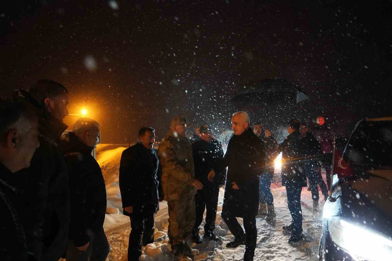 MUŞ VALİSİ AVNİ ÇAKIR, YENİ YIL DOLAYISIYLA GÖREV BAŞINDAKİ GÜVENLİK GÜÇLERİ İLE KARLA MÜCADELE...