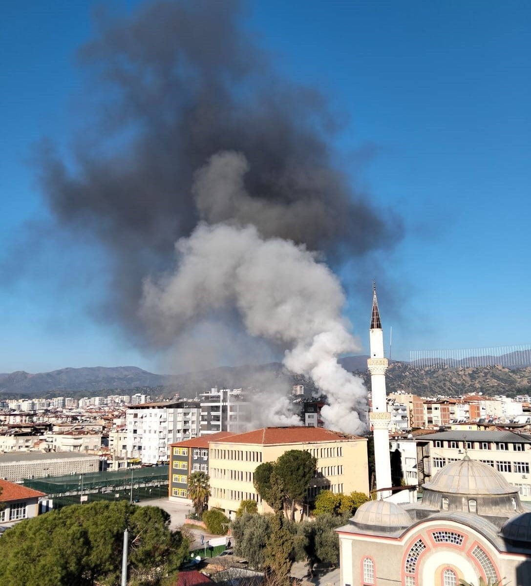 NAZİLLİ’DE ESKİ KÜTÜPHANE BİNASINDA YANGIN