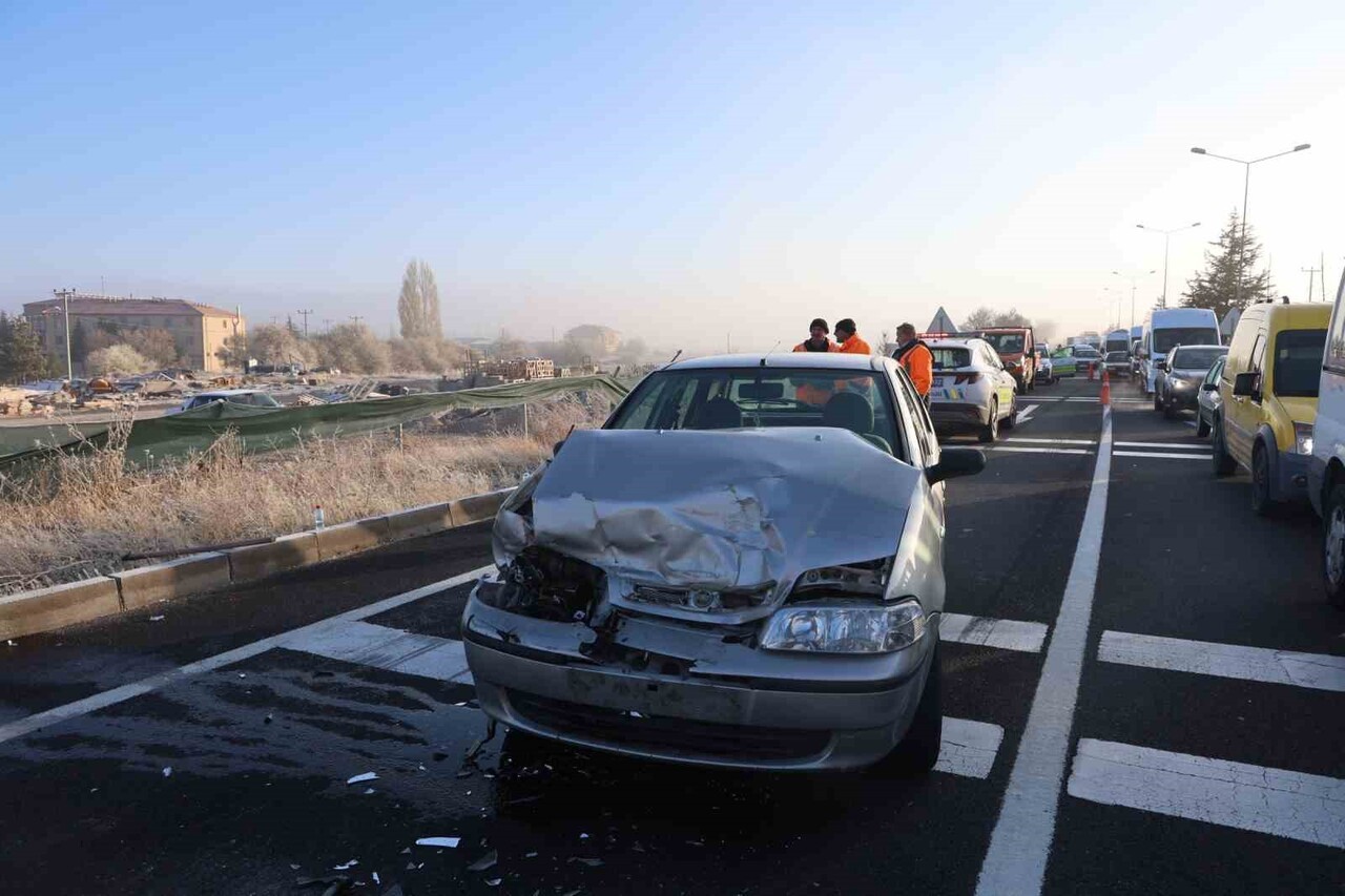 NEVŞEHİR'DE KIRMIZI IŞIKTA BEKLEYEN MİNİBÜSE ÇARPTI. KAZADA 3 KİŞİ YARALANDI.