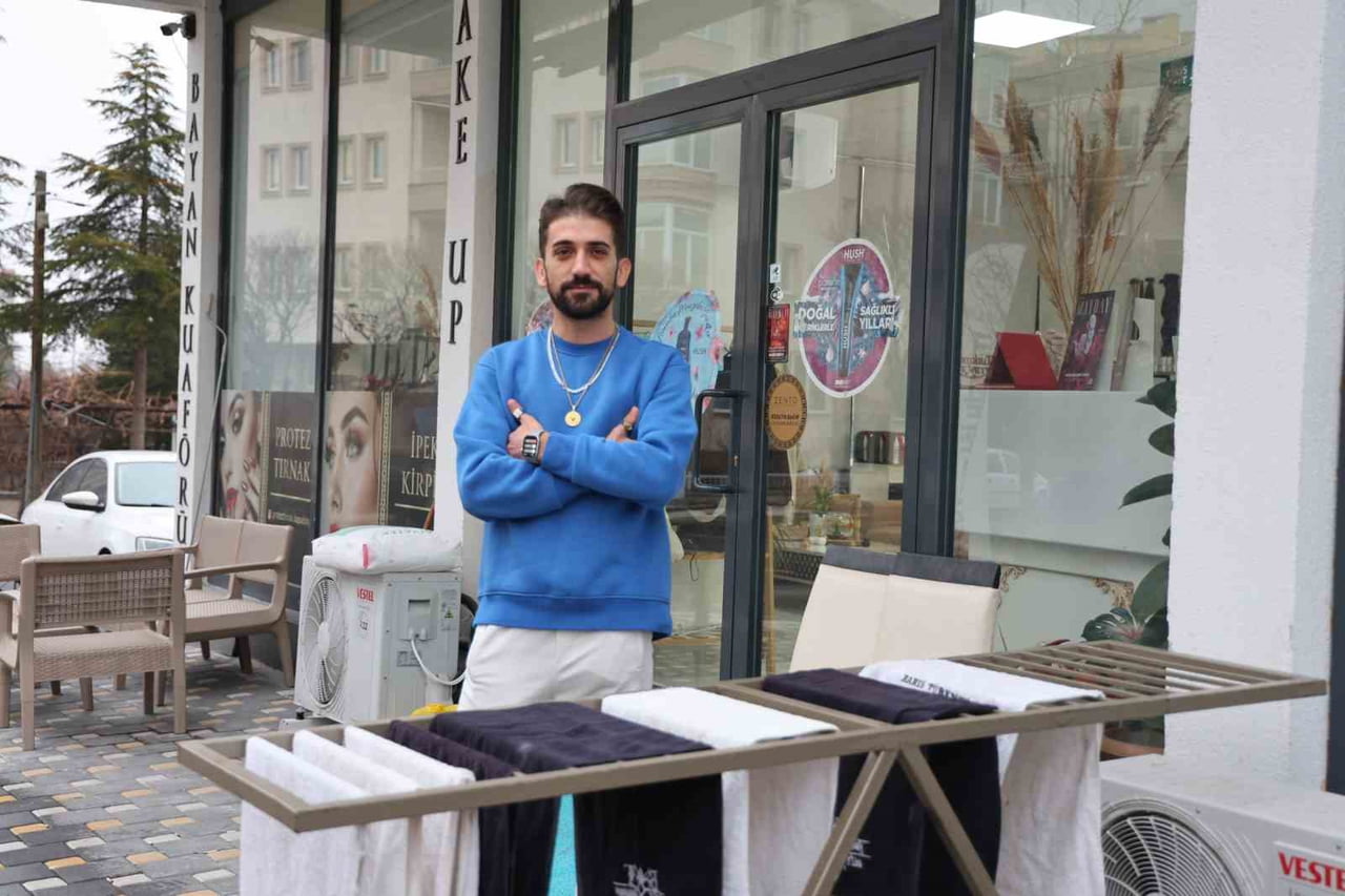 NEVŞEHİR’DE BİR KUAFÖR DÜKKANININ ÖNÜNDE ASILI BULUNAN HAVLUYU ÇALARAK UZAKLAŞMAYA ÇALIŞAN KÖPEK...