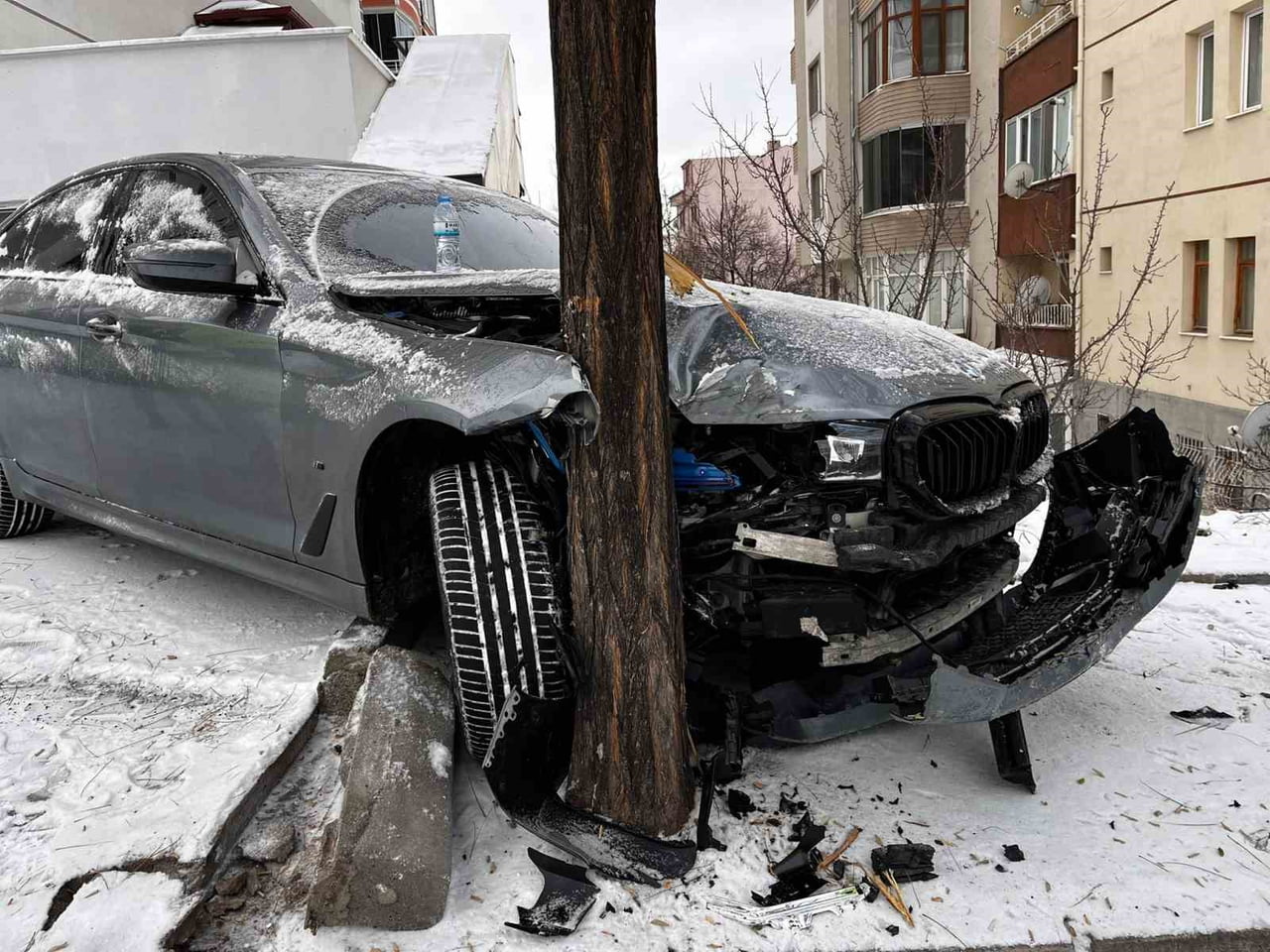 NEVŞEHİR’DE BUZLANMA NEDENİYLE KONTROLDEN ÇIKAN BİR OTOMOBİLİN BAHÇE DUVARINDAN AŞAĞIYA DÜŞMESİNİ...