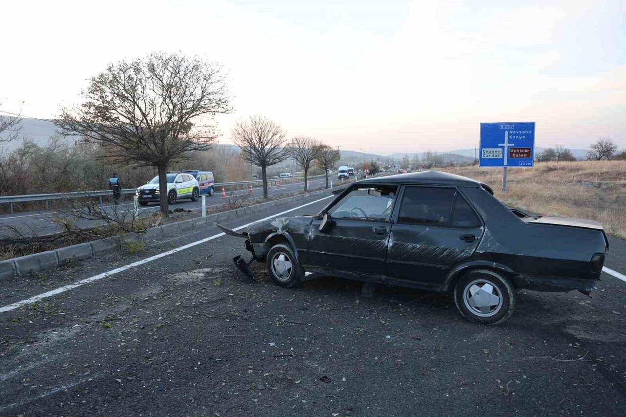 NEVŞEHİR’DE KONTROLDEN ÇIKAN OTOMOBİL ÖNCE ORTA REFÜJDE BULUNAN BORDÜR TAŞINA DAHA SONRADA 4 AĞACA...