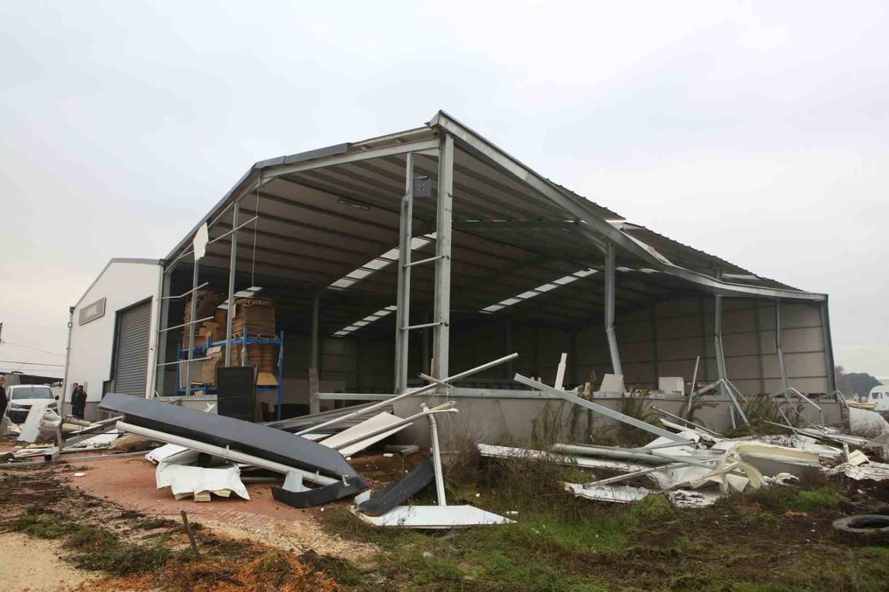 NİLÜFER BELEDİYESİ, KAÇAK YAPILAŞMAYA KARŞI YÜRÜTTÜĞÜ KARARLI MÜCADELE KAPSAMINDA ÜRÜNLÜ VE...