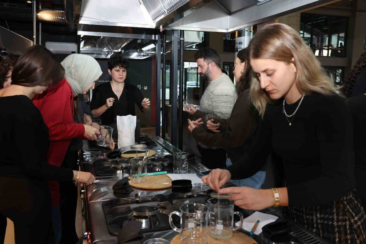 NİLÜFER BELEDİYESİ PANCAR DEPOSU’NDA SANATÇI NERGİZ YEŞİL’İN YÜRÜTÜCÜLÜĞÜNDE DÜZENLENEN...