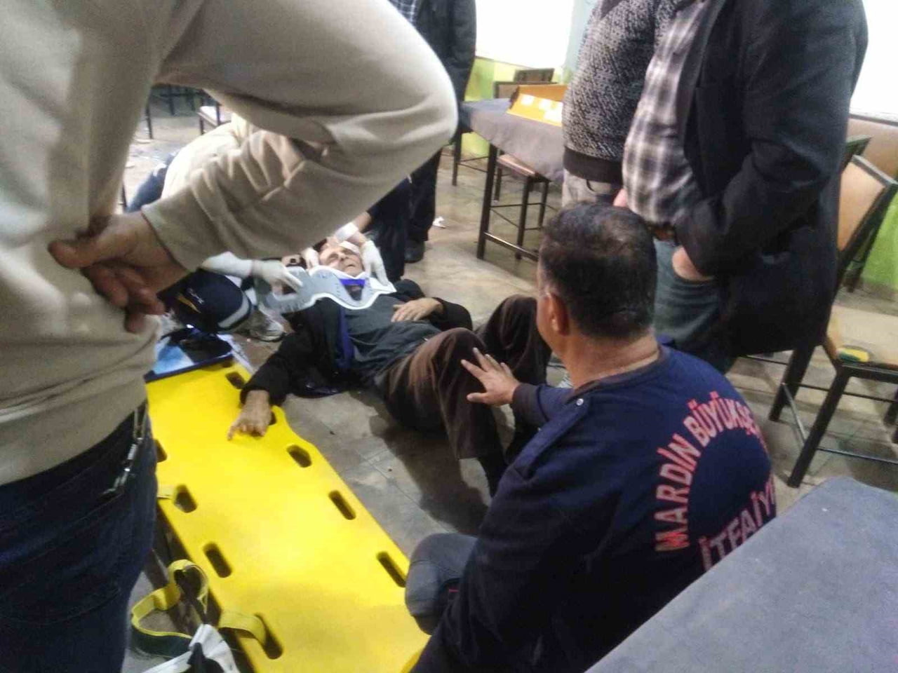 NUSAYBİN İLÇESİNDE BİR KIRAATHANEDE TAVANIN ÇÖKMESİ SONUCU 2 KİŞİ YARALANDI.