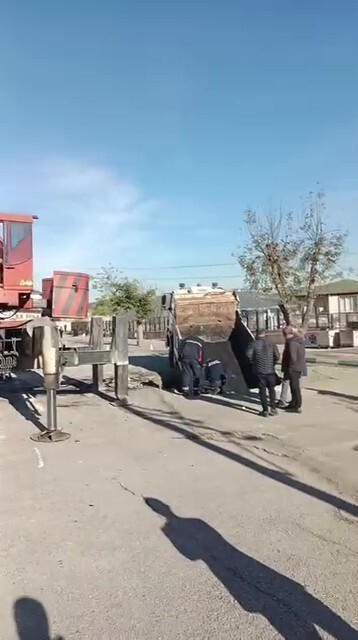 OCAELİ'NİN DİLOVASI İLÇESİNDE BİR İLKOKULUN BAHÇESİNDE YÜRÜTÜLEN ÇALIŞMA SIRASINDA ZEMİNİN ÇÖKMESİ...