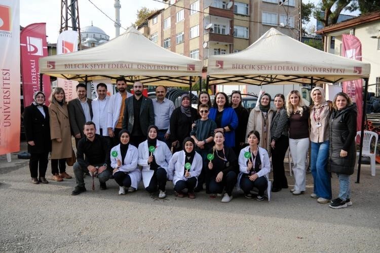 ÖĞRETİM ELEMANLARI VE ÖĞRENCİLER, BİLİM KAFE FORMATINDA KURDUKLARI STANTLARDA KATILIMCILARLA BİRE...