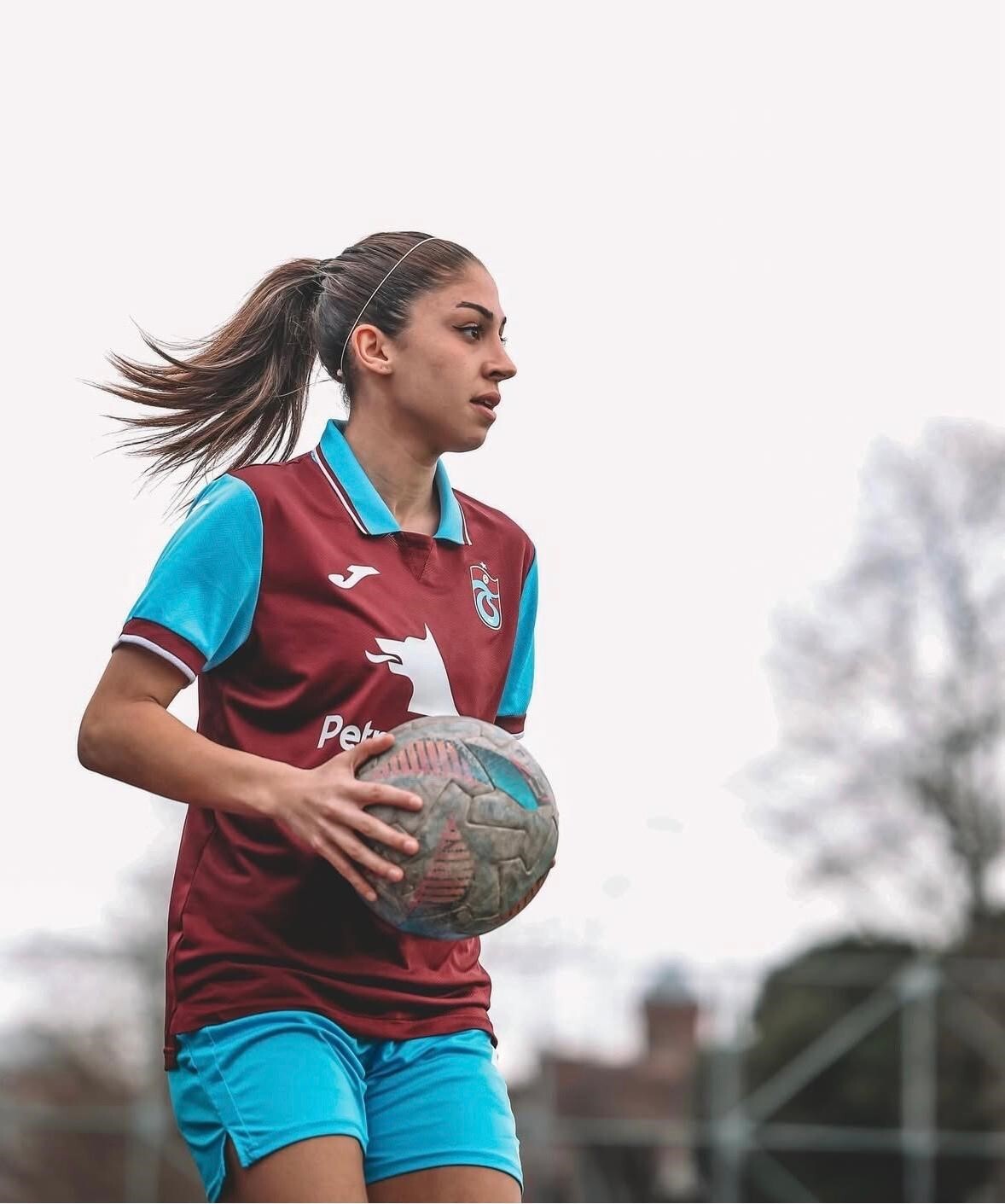 OKUDUĞU ÜNİVERSİTENİN TAKIMI DAYTONA STATE COLLEGE FORMASI GİYEN GENÇ FUTBOLCU, TAKIMIYLA BİRLİKTE...